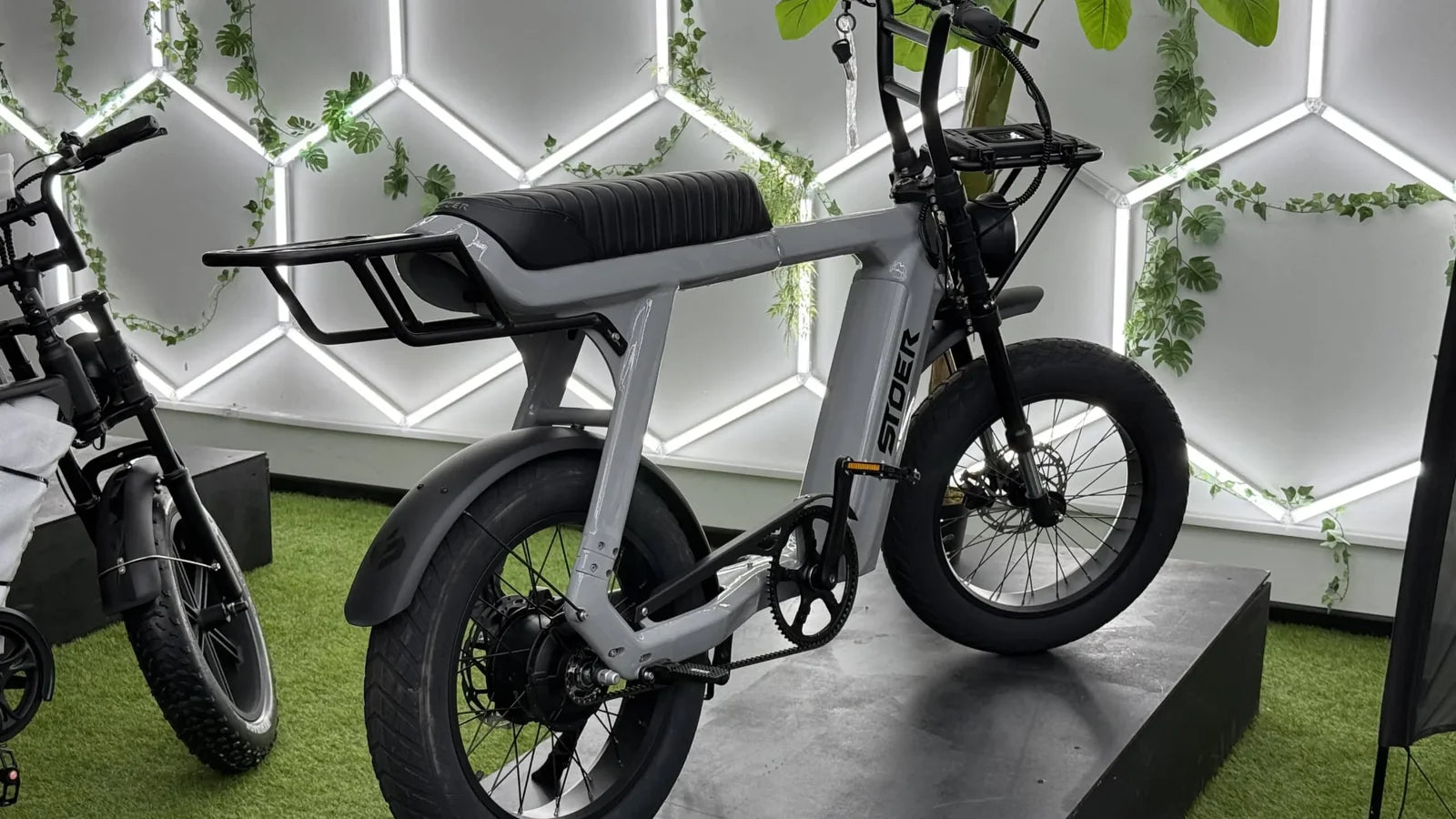 Fatbike tegen een verlichte wand